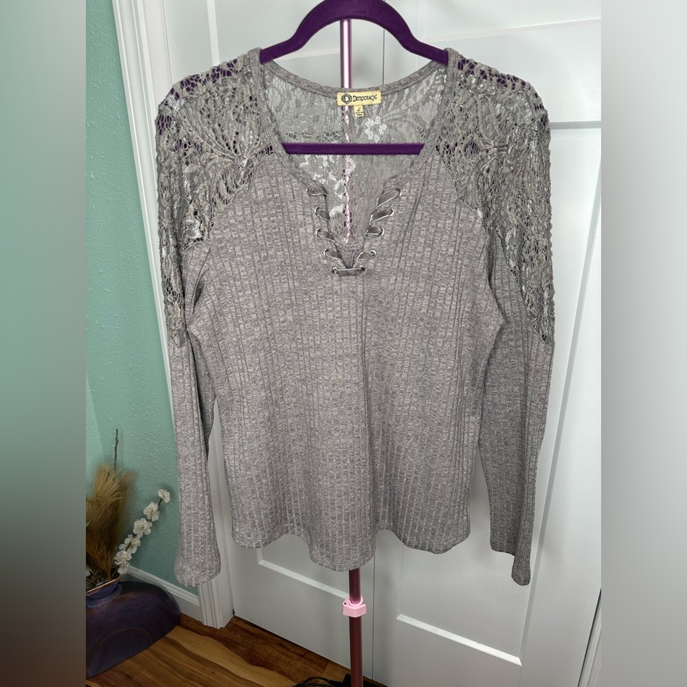 Democracy Gray longsleeve ribbed knit top w/floral lace insets laceup sz large